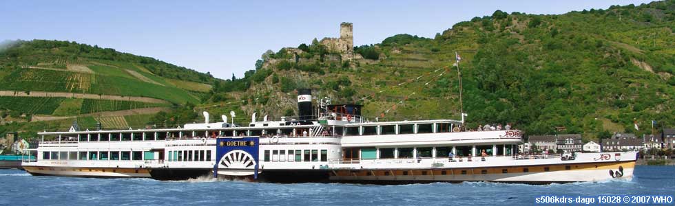 Rheinschifffahrt auf dem Mittelrhein mit Burg Gutenfels bei Kaub am Rhein